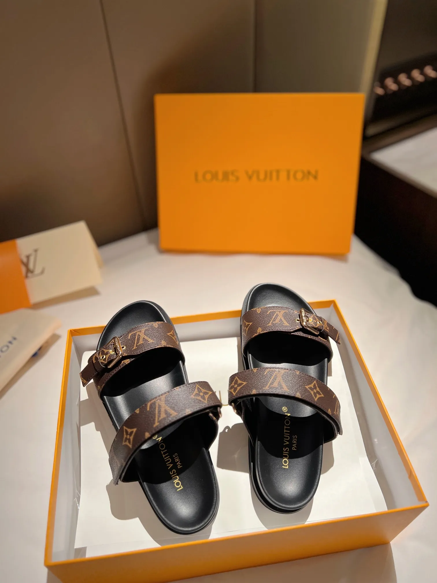 👟👟Ex-factory price P👟👟Ex-factory price P380👟👟 LV | Louis Vuitton ²⁰²³ 𝐬𝐬 🧡💚2023 spring and summer new style top version⚠️ The counter features the latest hot-selling slippers, hard goods are new🆕 ❥Purchase level! Full of high-end feel! A popular model among bloggers at home and abroad, it’s retro and fashionable and looks amazing on your feet! Mainly recommended model on the official website★ ━━━━━ ЅᏇєєt ━━━━━ ▪️Upper: original custom-made presbyopic fabric ▪️Lining: imported sheep leather ▪️Outsole: original ultra-light foam sole ▪️Shoe size: 35 to 43